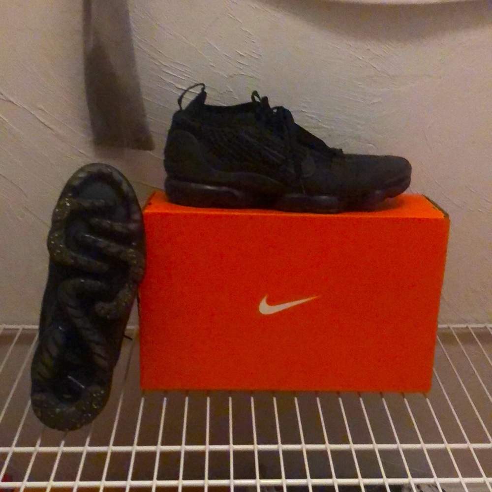 Triple black Nike vapor max